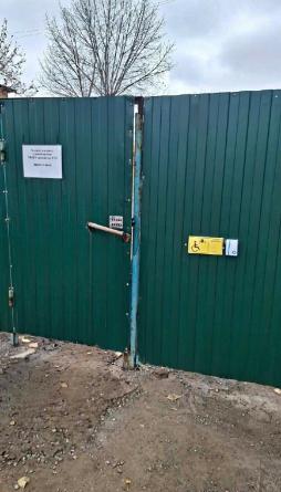 У входа на территорию расположен указатель и звонок вызова сотрудника для предоставления услуг по оказанию инвалидам и лицам с ОВЗ необходимой технической помощи