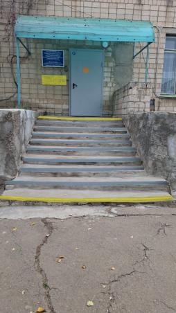 Вход в здание. У входа в здание на территории расположен указатель и звонок вызова сотрудника для предоставления услуг по оказанию инвалидам и лицам с ОВЗ необходимой технической помощи
